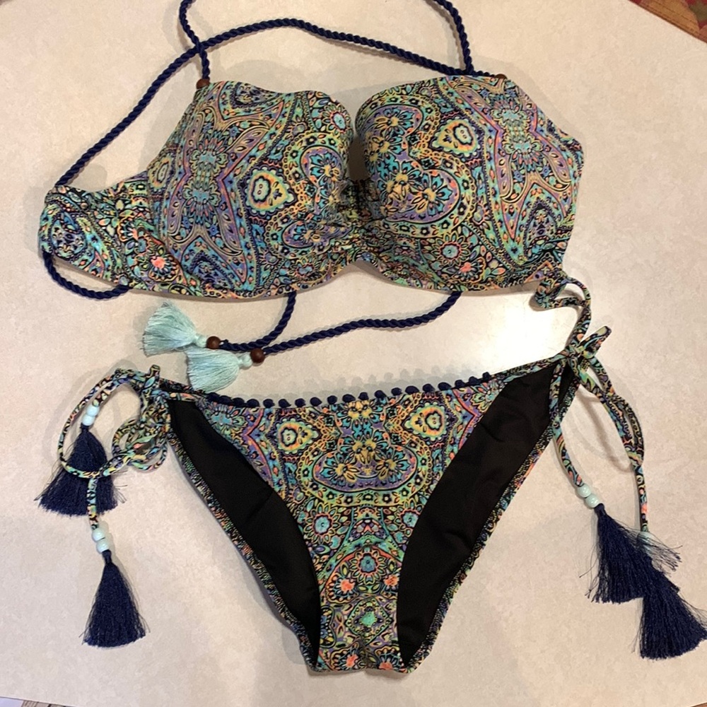 Blue/green pattern wired bikini with tassels